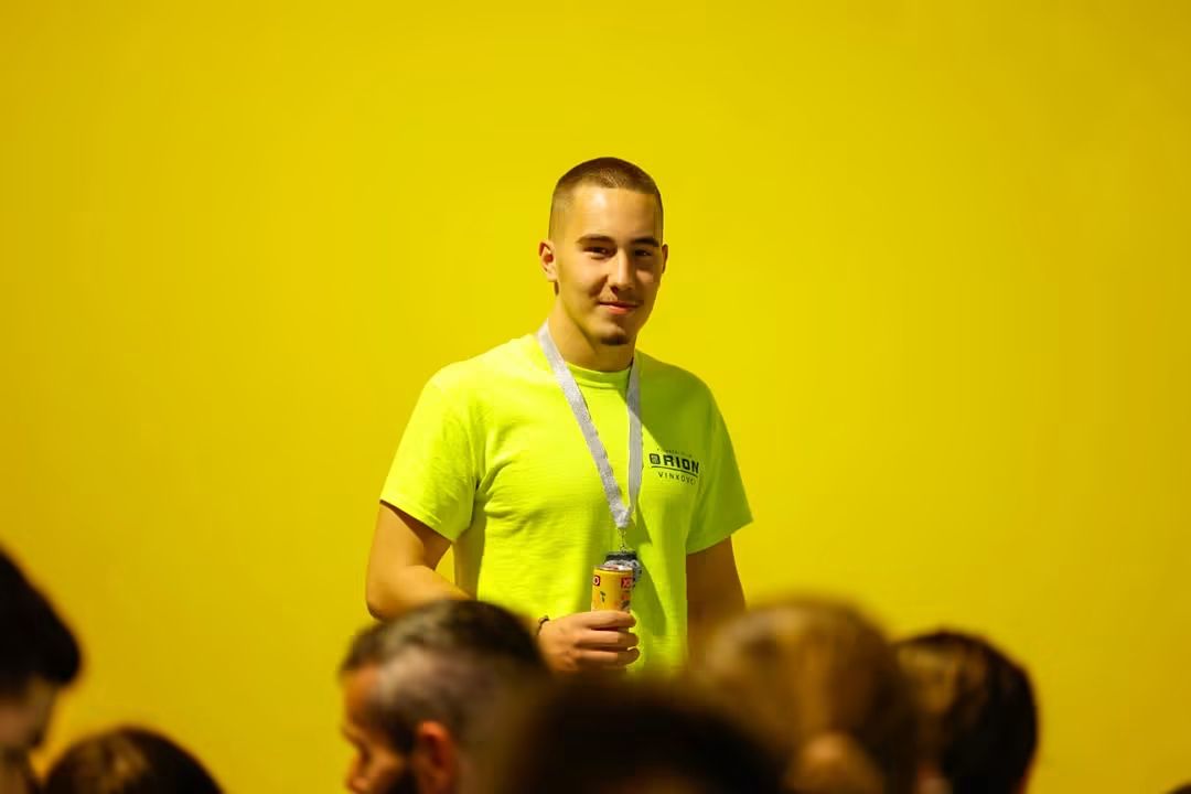 Plivač Oriona s medaljom oko vrata